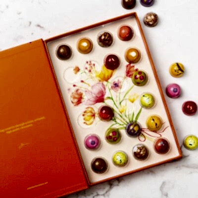 Box of 24 bonbons with flower illustration